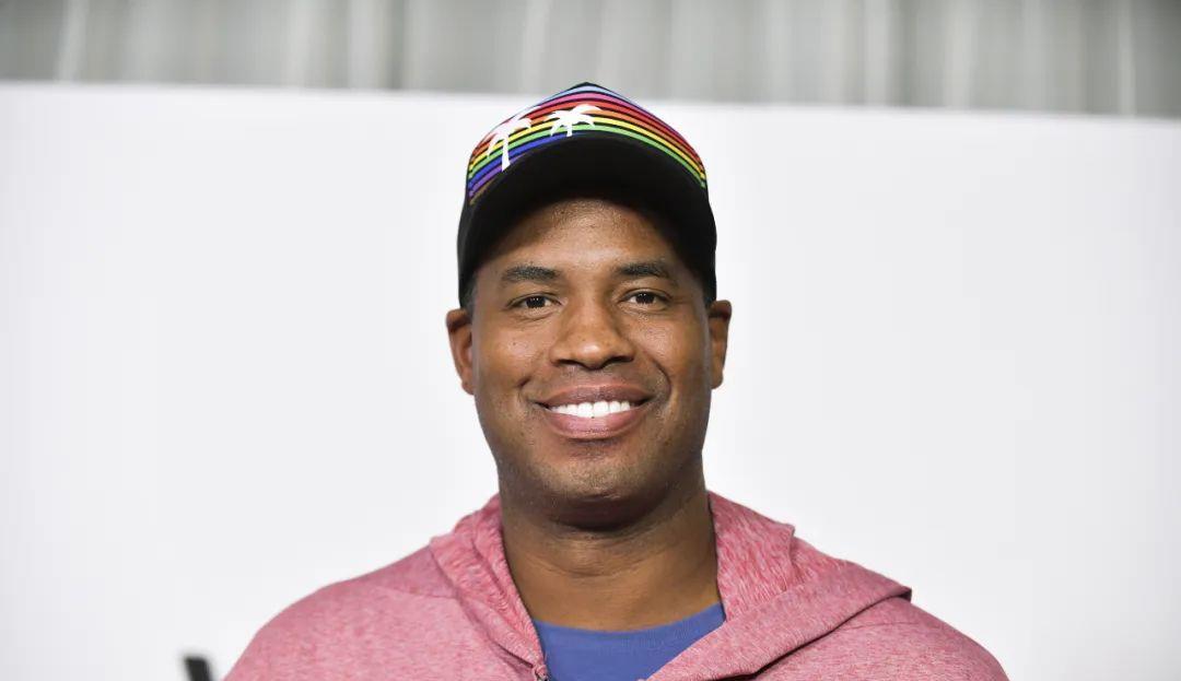 「科林斯」头疼，发烧，咳嗽！NBA又有人确诊阳性，他是第一个出柜的球员！