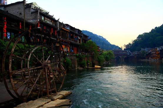 凤凰古城|中国最惨的景区！双节同至游客却寥寥无几，究竟是因为什么？