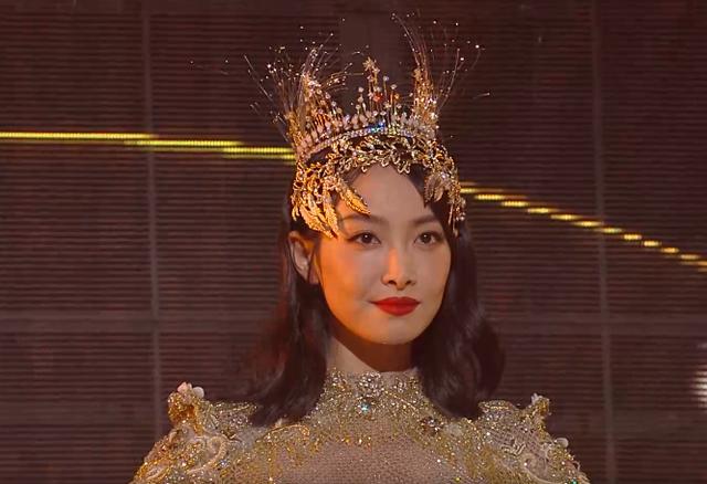 金鹰女神|宋茜金鹰女神造型邋遢惹吐槽，膀大腰圆堪称灾难，被嘲历届最丑