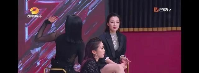 「黄圣依」伊能静给黄圣依上课,黄圣依满脸想逃离,和张萌相视一笑太微妙了