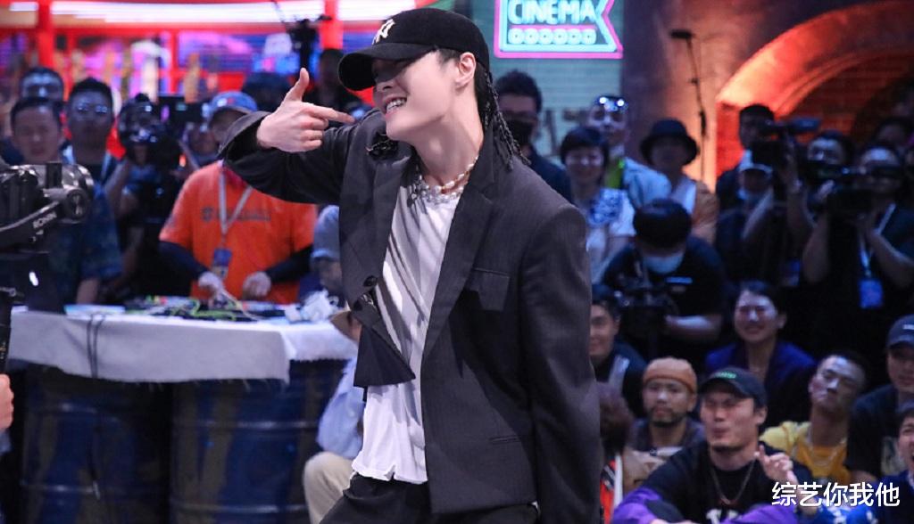 黄渤|黄渤一说艺兴就兴奋,赞小绵羊变成熟,最后的笑声让人怀念坏叔叔