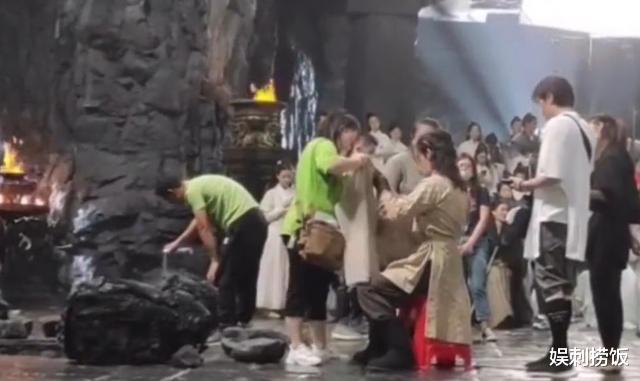 电影|林峯晒电影版《倚天屠龙记》合照庆祝杀青，感恩台前幕后所有工作人员