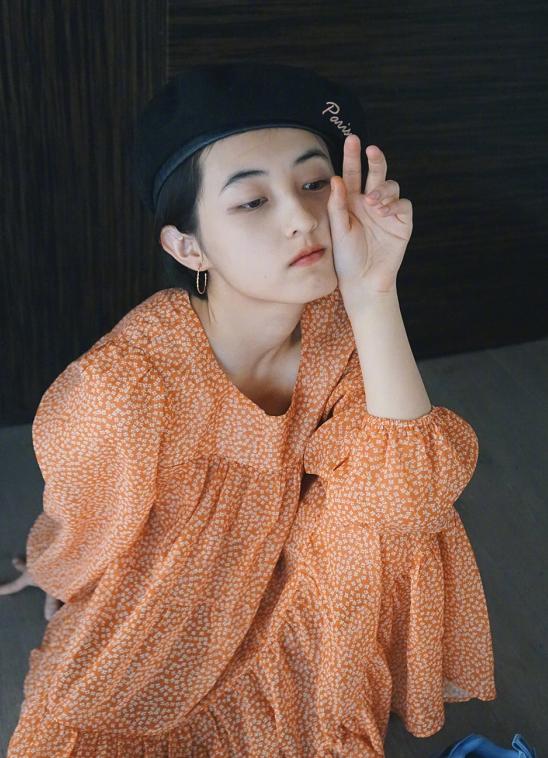 张子枫|张子枫上大一变“土妞”了？合影还遭排挤，看她穿的鞋，瞬间明白了