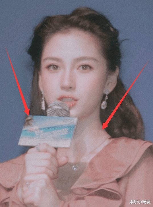 ##baby参加活动全程用话筒挡着，当她放下那一刻，粉丝疯狂截屏！