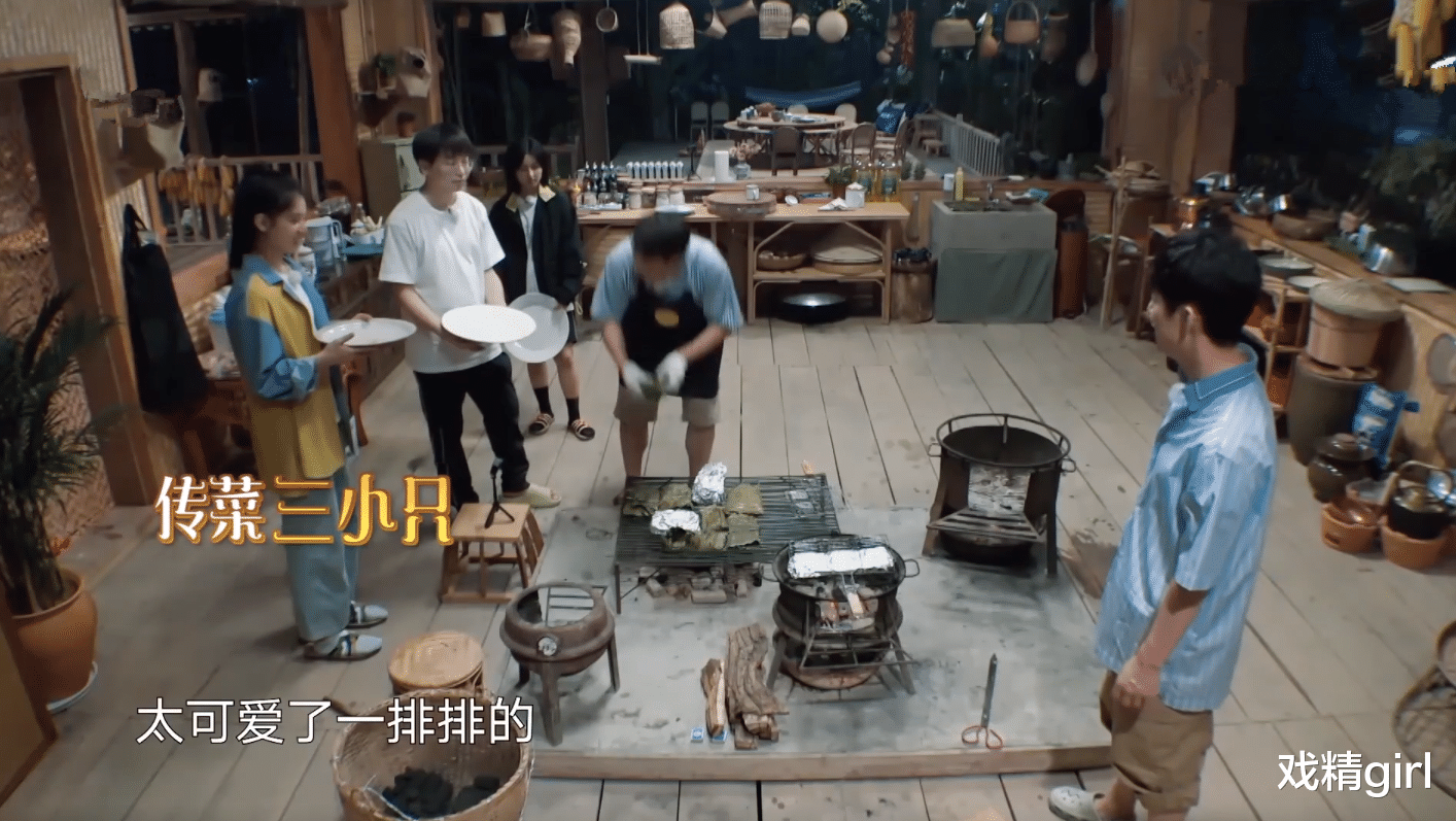 「黄磊」黄磊失手弄洒鸡脚筋,第一反应怪张婧仪没拿稳盘子?网友:太窒息