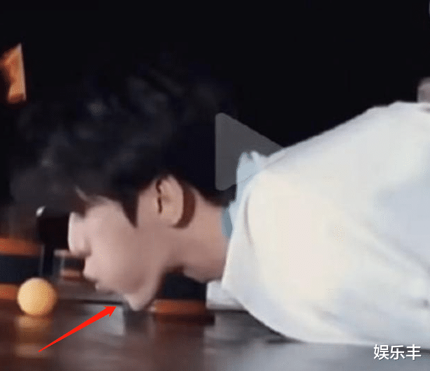 蔡徐坤:蔡徐坤颜值掉价?玩吹乒乓球时下巴奇怪,网友质疑