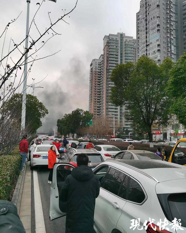 冰视频 突发！南京龙江隧道内两车起火，无人员伤亡