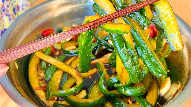黄瓜|婆婆坚持每天吃这个蔬菜，54岁了没有小肚腩，原来它真能减赘肉