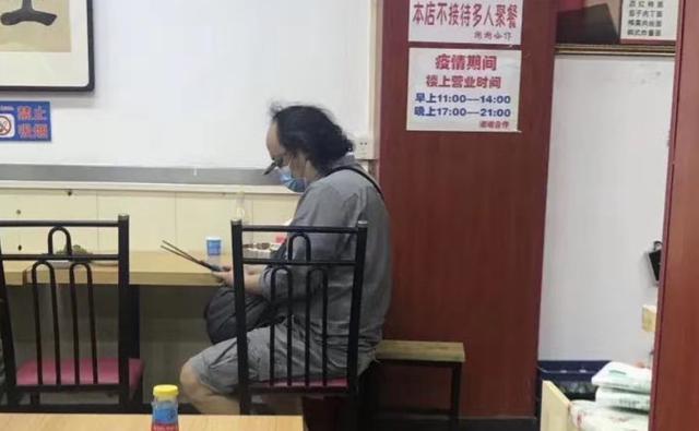 49歲竇唯罕見現身餐廳大變樣，頭已半禿戴老花鏡，孤獨等上菜-圖6