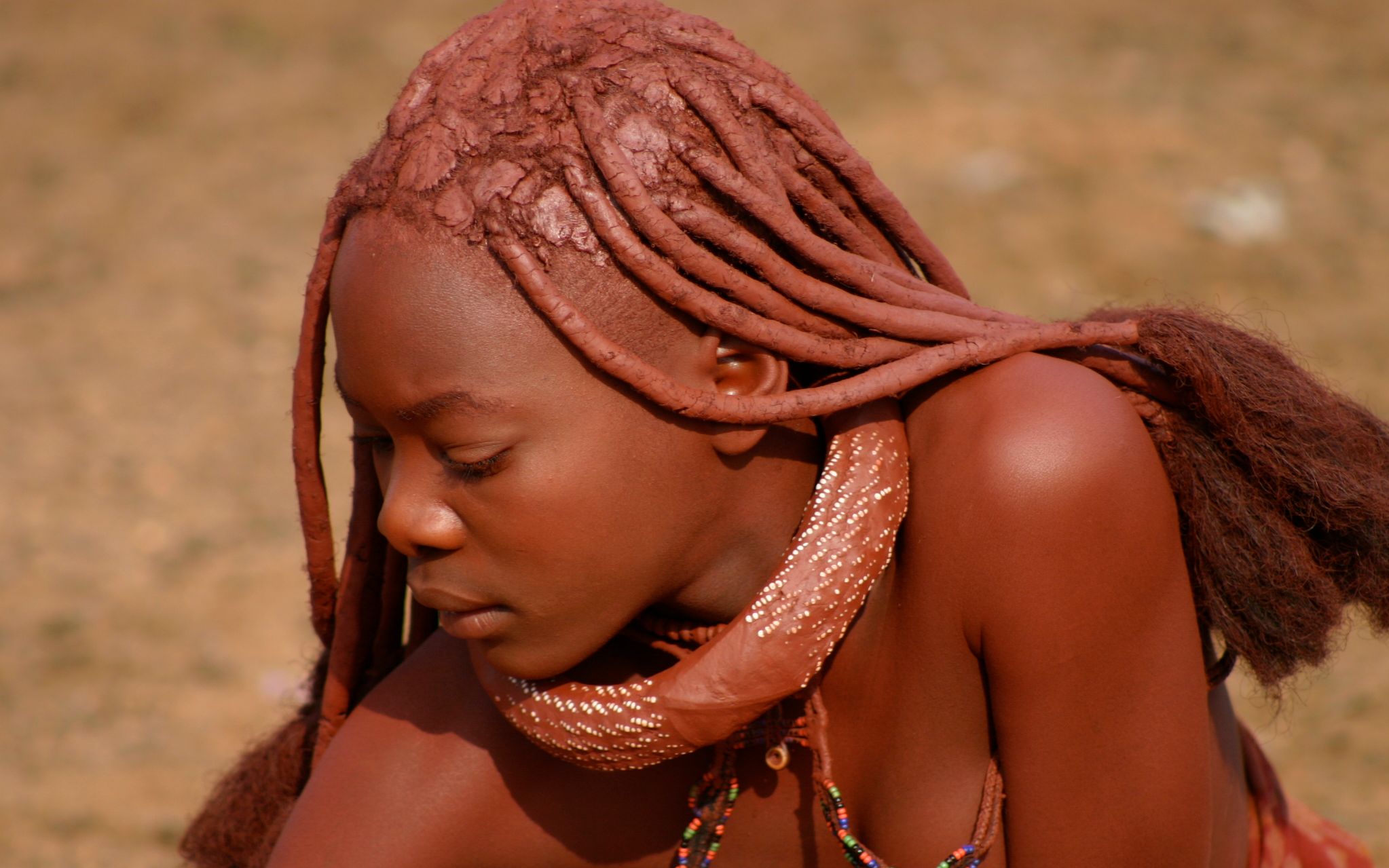 非洲■非洲辛巴族女子终生不洗澡没味，搬进城市却被普通感冒感染死亡