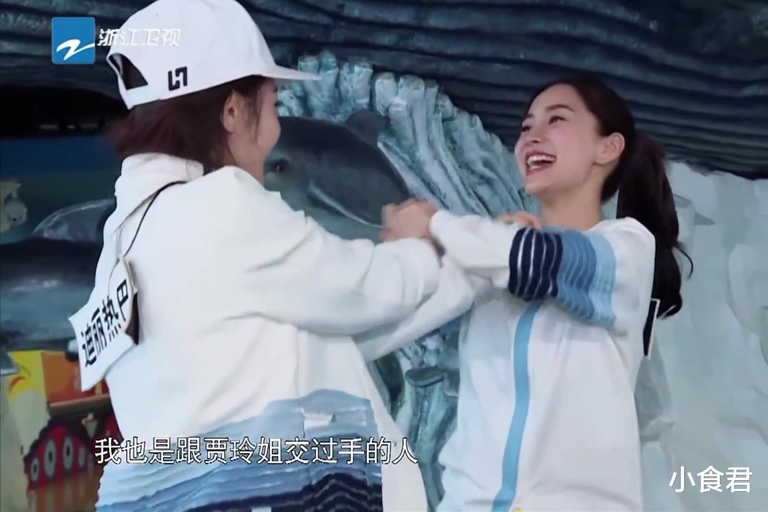 郑恺|Baby撕名牌衣服被扯破,郑恺瞬间看呆,4个字说出广大网友的心声