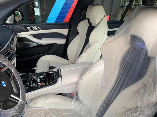 宝马x5m|全新宝马X5M到店！新造型比途锐霸气，加速6秒，落地67万真给力！