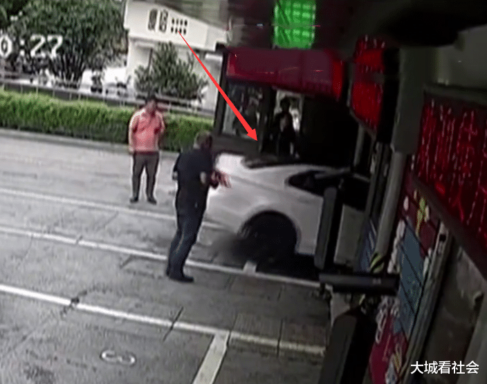 大城看社会|立体车库开门桥箱没上来，司机开车意外掉下身亡，保安：离地10米