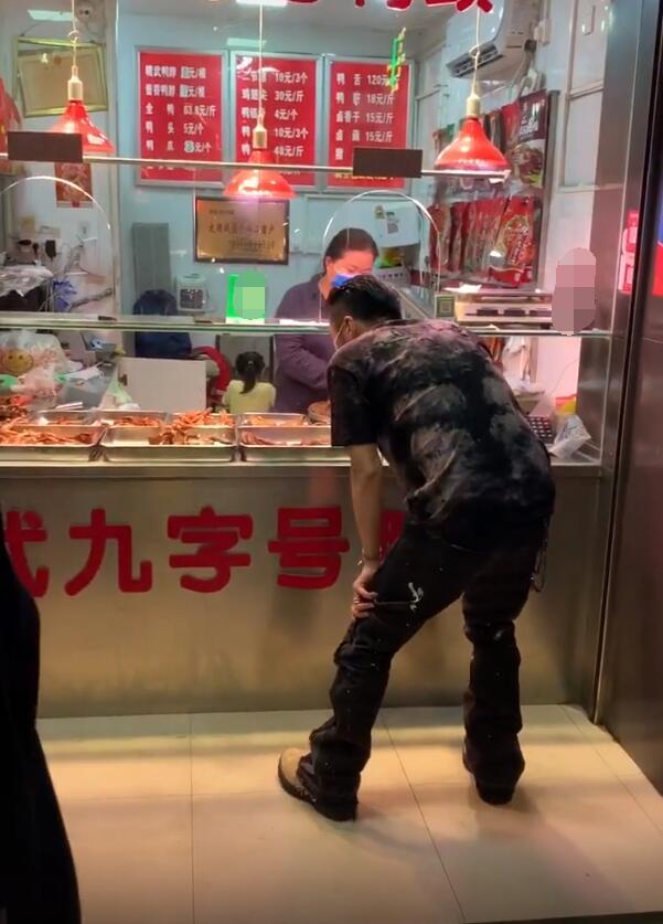 谢霆锋|谢霆锋现身武汉海选，路边买鸭脖让助理买单，热情为粉丝签名！