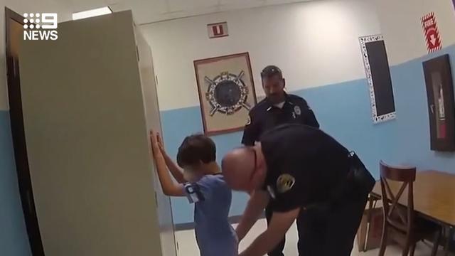 英国英鸟|美8岁男孩打老师被逮并控以重罪，小手甚至无法戴上手铐引公愤