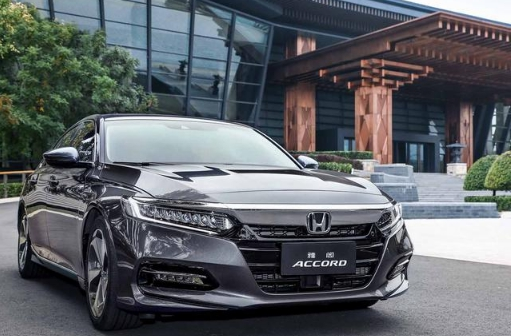 本田雅阁|雅阁1.5t与帕萨特1.4t哪个动力好一点，油耗低一点？