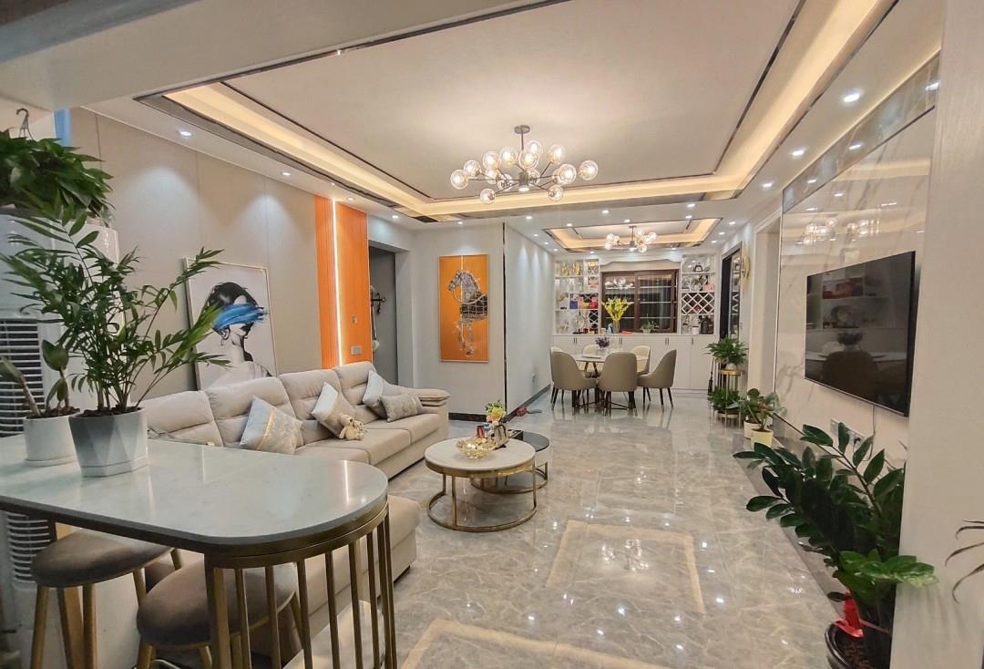 |她家装修现代轻奢风格真心漂亮，吊顶贴金属线条非常有档次，晒晒