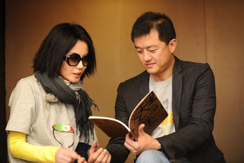 王菲|王菲被传与谢霆锋分手，深夜前往李亚鹏家中，谢霆锋发图回应