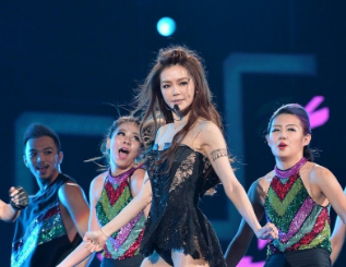 谢金燕|替父还清了2亿债务，结果被父亲曝出未婚生子前途尽毁，如今45岁像就25岁！