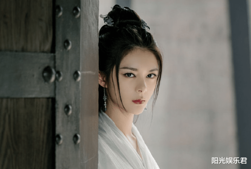 杨超越|剧版《神医凰后》播出,本以为女主够好看,我却被女二号惊艳到了