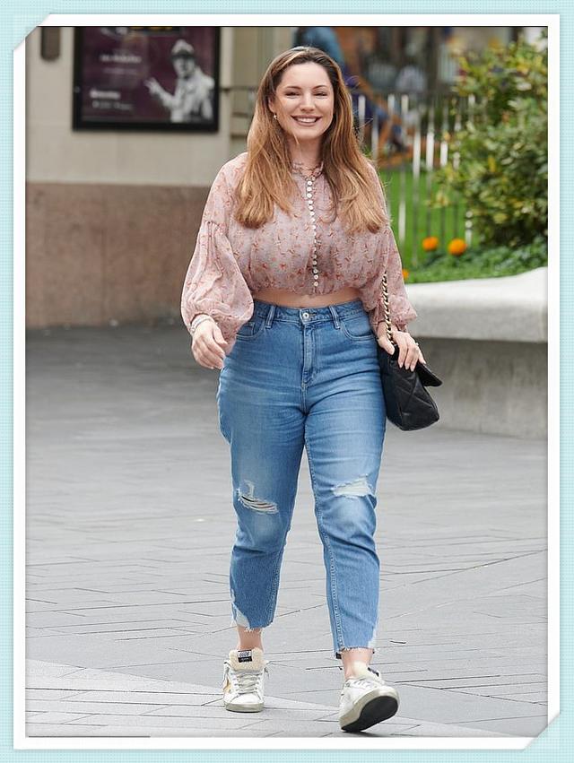 凯莉·布鲁克|凯莉·布鲁克穿着微风宽松的宽松上衣和破烂的牛仔裤吸引住了眼球