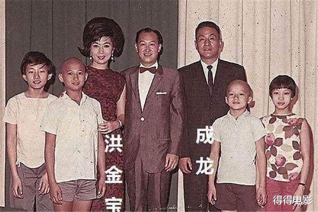 1982年,元彪客串洪金宝电影,爱上了首次出镜就大胆演出的彭秀霞