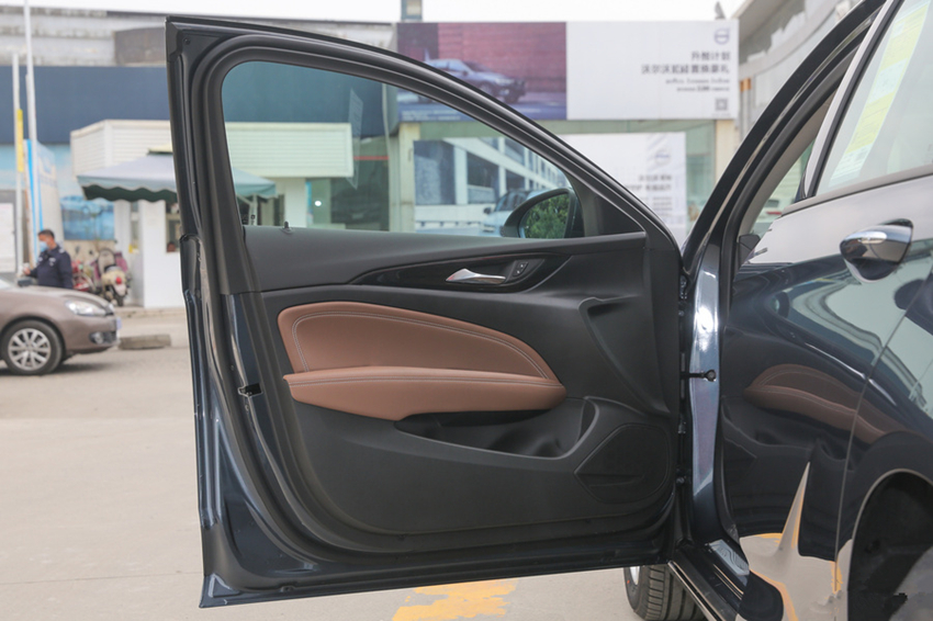 『丰田凯美瑞』又一中级卖“白菜价”！18万跌到13万，长4米9油耗7，不看凯美瑞选它