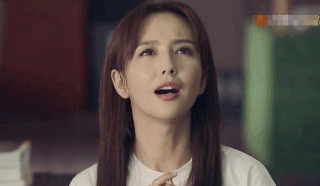 [佟丽娅]佟丽娅终于找对风格，职业装扮很清爽，短发造型更显干练很圈粉