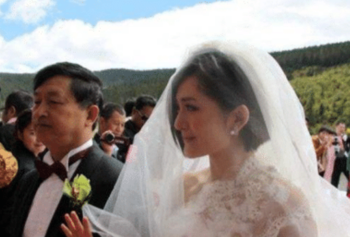 「」38岁谢娜父亲身份曝光，是大家熟悉的演员，难怪张杰要娶她