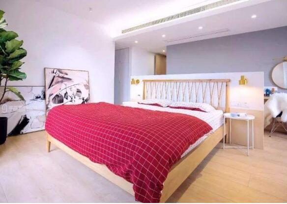 设计师|房间已经够小了，床头再靠墙就太浪费，装个隔板瞬间多2个功能区