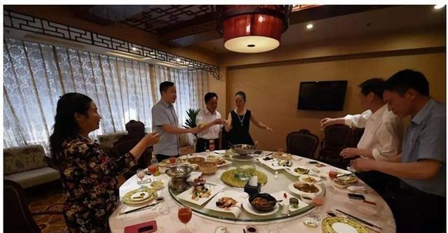 报销@酒局结束，领导私下给你钱，让你结账，傻子才去，聪明人都这样做