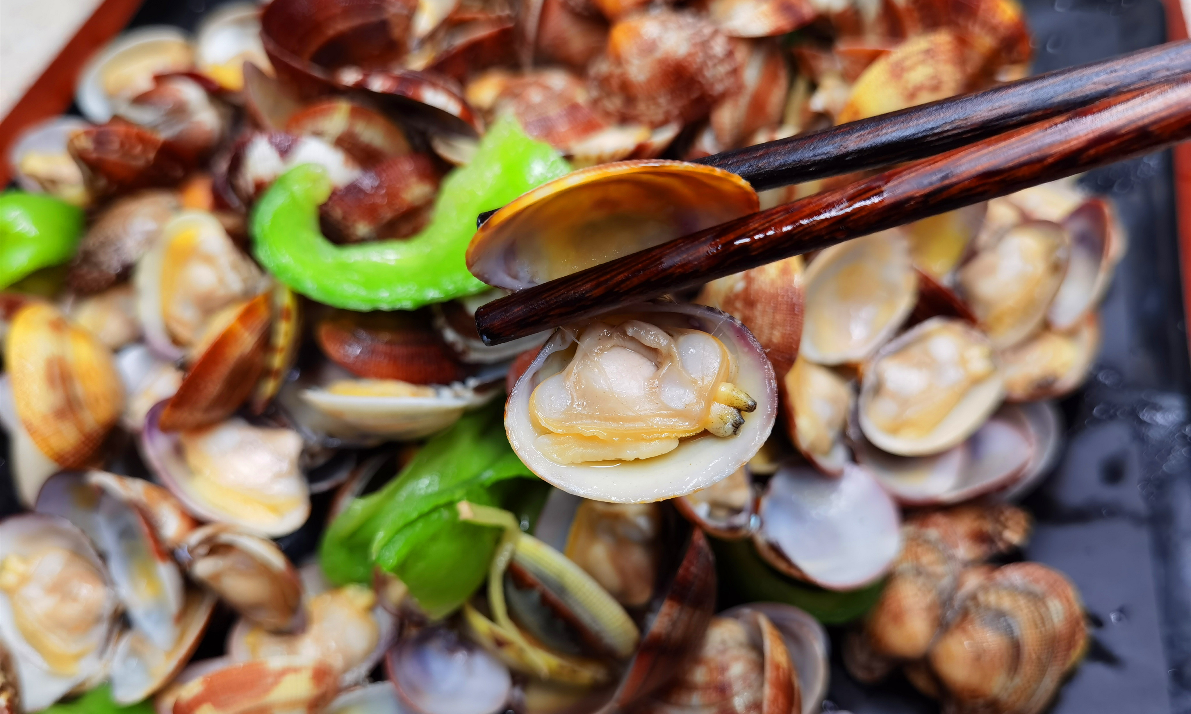 青椒|洗花蛤时，万不可只加盐，老渔民教你3招，花蛤疯狂吐沙，拦不住