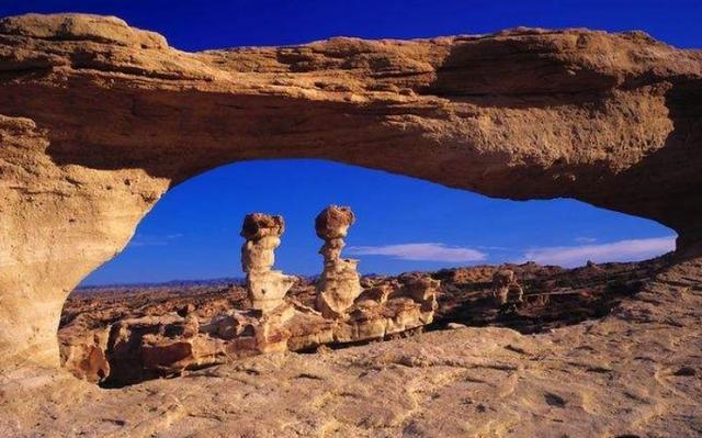 |荒漠中神秘的手掌洞,已存在1万多年,其目的至今无人知晓