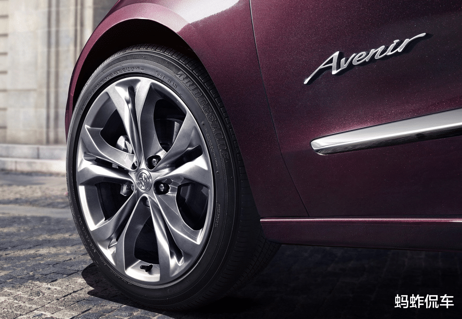 『别克君越』被忽视的“舒适王”，比奥迪A4L有档次，2.0T榨出241马力，没人懂