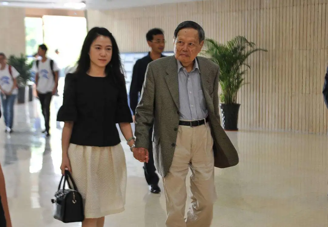 翁帆|前妻离世1年后，63岁中国千亿富豪迎娶小娇妻：婚姻，到底是图什么？