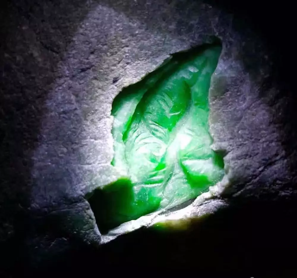 翡翠:不负众望的木那场口翡翠原石,切出阳绿牌子羡煞旁人!