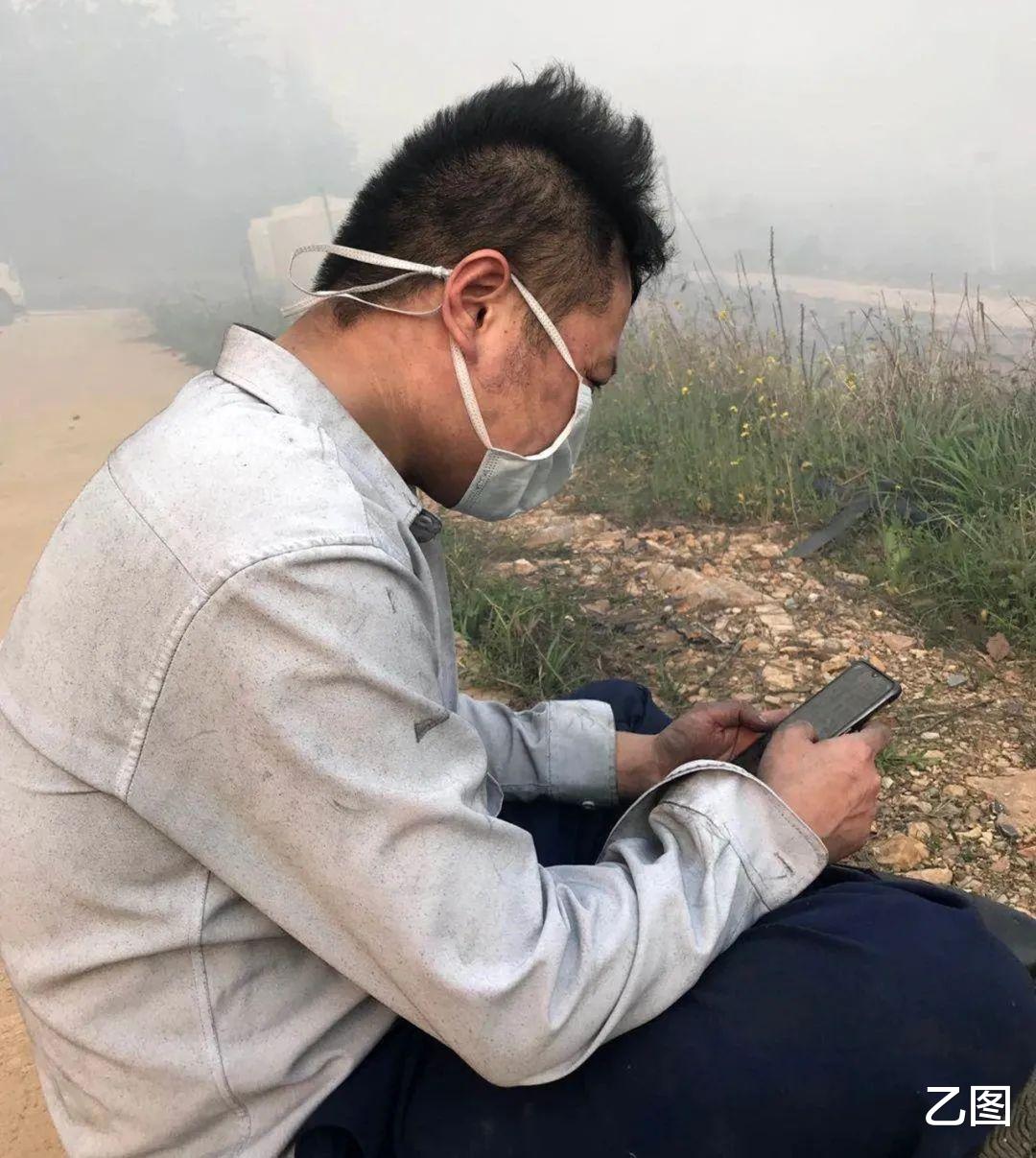 江门|送别抗洪英雄陈陆，牺牲时给儿子的礼物还没送出，妻子哭成泪人