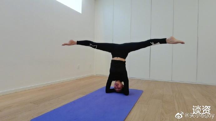 关悦|41岁关悦倒立吓到网友，腰细腿长看不出生过三胎，身材不输超模