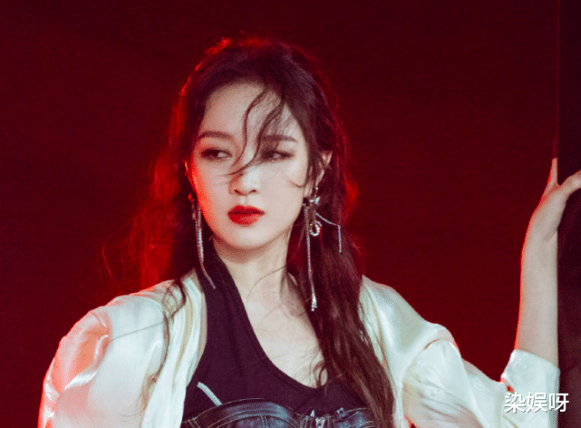 金莎|张萌舞台事故表现淡定，金莎舞台事故却处理慌乱，被淘汰在所难免