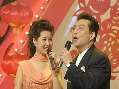 李双江|81岁李双江近况曝光,与友聚会喝酒吃肉,头发乌黑精神抖擞气色好