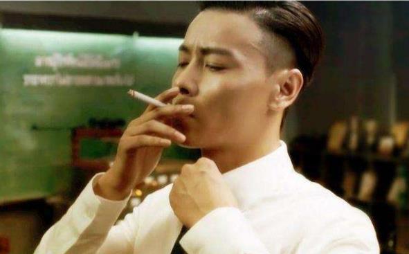 4种境界的抽烟:刘德华烟灰不掉,王宝强的没5年烟龄学不会