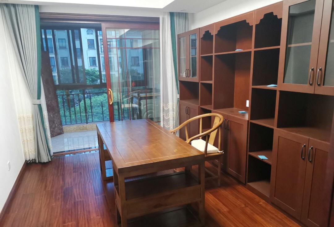 [沙溢]终于装修完工，家具进场放着通风中，沙发不靠墙，做了柜子很实用