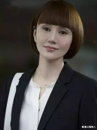 发型|?女人过了50就别再留“黑长直”了，试试这4种发型，阿姨变回姐姐