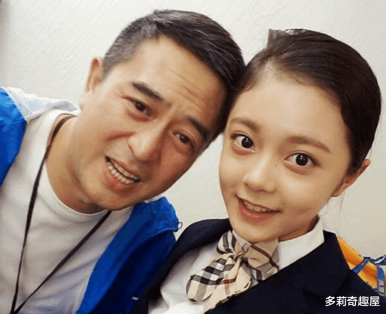张嘉译@身价上百亿，却偏爱与张嘉译演戏，导演都笑他：演出费还不够加油！