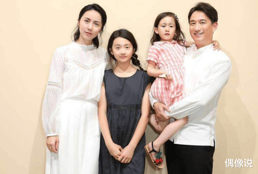 【医院】黄磊带女儿去医院治疗瘊子，妹妹痛到哭喊：再也不喜欢动物了