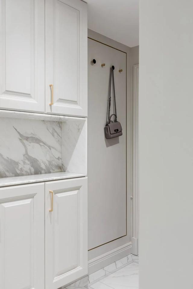 「」131㎡现代轻奢，横厅格局，过道做电视墙，隐形门的设计真漂亮