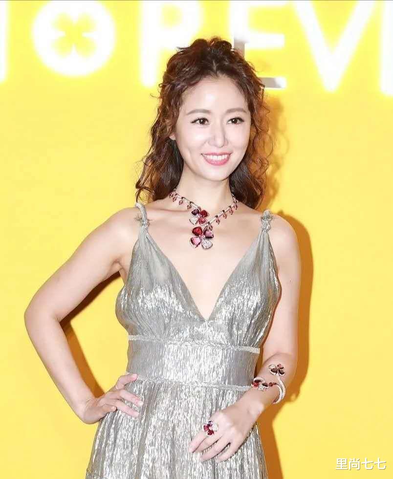 「发型」林心如状态又回来了！一袭红裙出穿出娇俏感，不打针的脸很真实