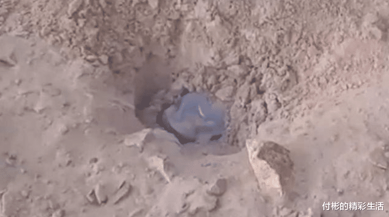 陨石：印度天空传来隆隆巨响，突然掉下一个神秘的不明金属物！