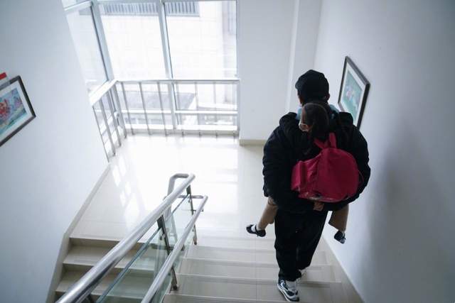 鄧超接女兒放學，因電梯人太多，背著小花妹妹走樓梯，父愛滿滿-圖3