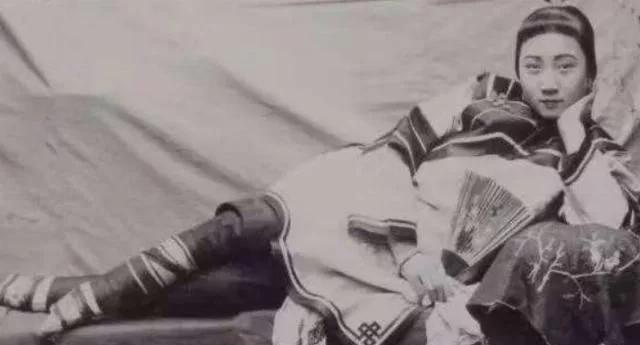 康熙|她15岁靠“三寸金莲”嫁入豪门,洗脚时疼痛流泪,丈夫却喜欢得紧